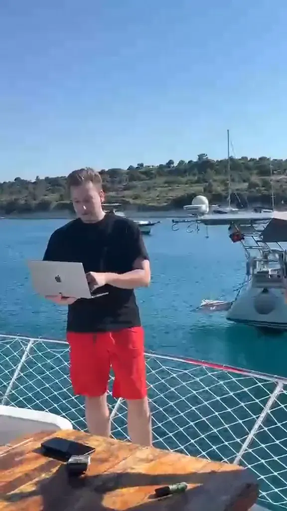 Efe Nacar teknede laptopla çalışırken